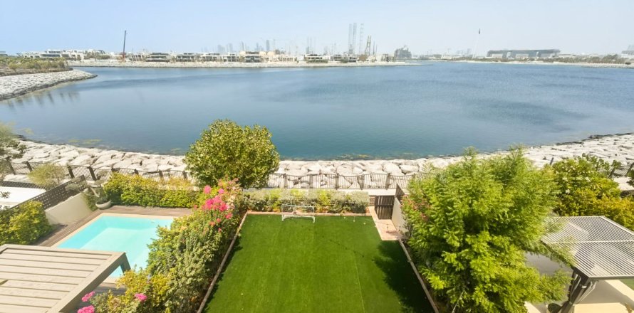 Adosado en Jumeirah, Dubai, 4 dormitorios, 444 m², № 142144