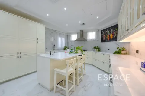 Villa in Palm Jumeirah, Dubai 5 bedrooms, 465 sq.m. № 122947 - photo 10