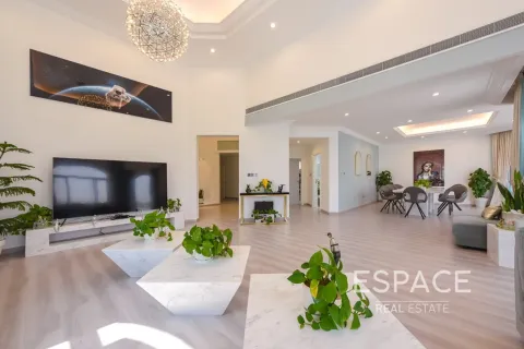 Villa in Palm Jumeirah, Dubai 5 bedrooms, 465 sq.m. № 122947 - photo 7