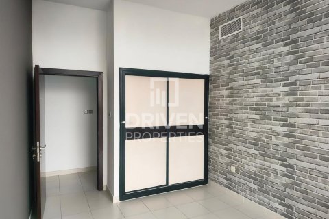 Снять в аренду квартиру в Glitz, Дубай Студио-Сити, Дубай: 3 спальни, 125.79м², № 129413 - фото 4
