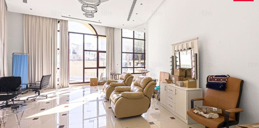 Villa in Dubai 7 bedrooms, 1723.7 sq.m. № 118822