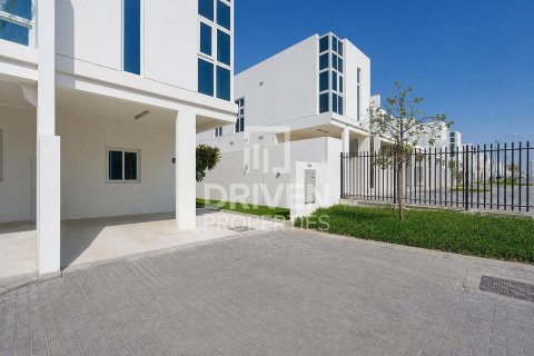 Снять в аренду таунхаус в Дубае: 3 спальни, 176.98м², № 134179 - фото 2