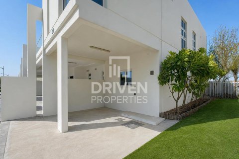 Снять в аренду таунхаус в Дубае: 3 спальни, 176.98м², № 134179 - фото 3