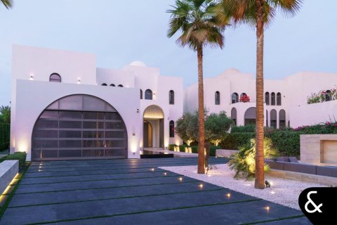 Villa in Jumeirah Islands, Dubai 4 bedrooms, 506 sq.m. № 78696 - photo 17