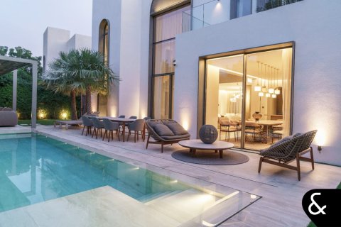 Villa in Jumeirah Islands, Dubai 4 bedrooms, 506 sq.m. № 78696 - photo 16