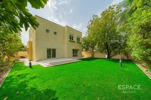 Villa à Meadows, Dubai, 3 chambres, 155 m², № 122858