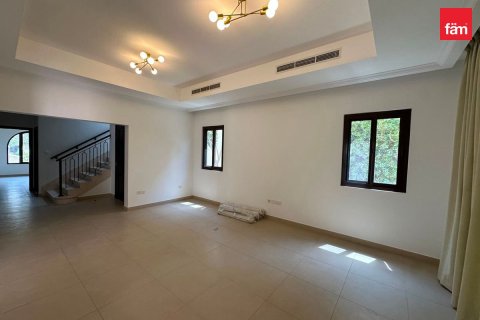 Villa in Dubai 4 bedrooms, 405 sq.m. № 123472 - photo 3