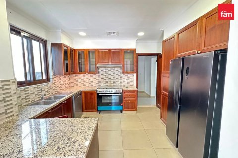 Villa in Dubai 4 bedrooms, 405 sq.m. № 123472 - photo 4