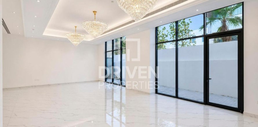 Villa in Jumeirah, Dubai 6 bedrooms, 1424.02 sq.m. № 130054