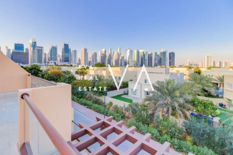 Adosado en Jumeirah, Dubai, 4 dormitorios, 216 m², № 52760