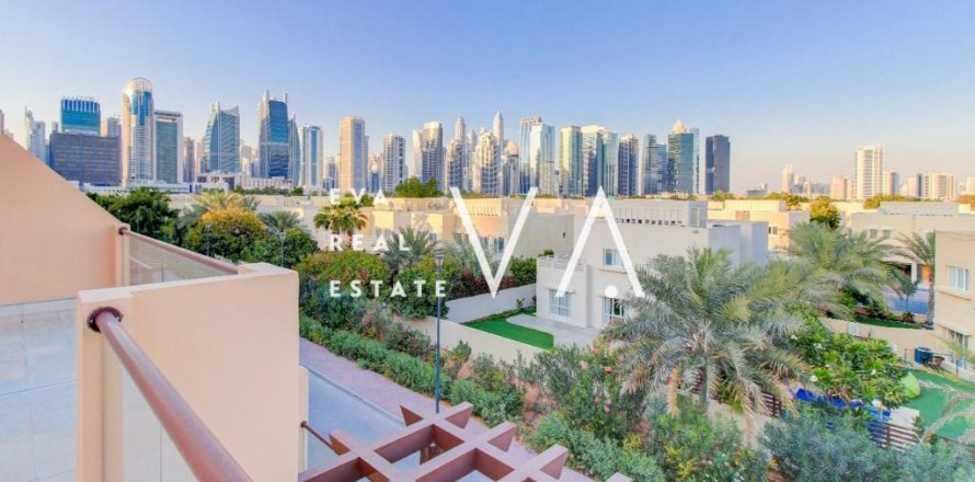 Maison de ville à Jumeirah, Dubai, 4 chambres, 216 m², № 52760