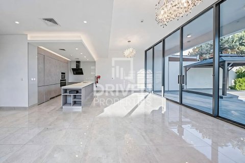 Снять в аренду виллу в District One, Мохаммед Бин Рашид Сити, Дубай: 4 спальни, 350.8м², № 127859 - фото 3