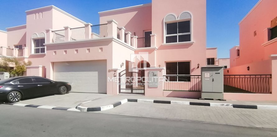 Вилла в Nadd Al Sheba, Дубай, 4 спальни, 354м², № 73891