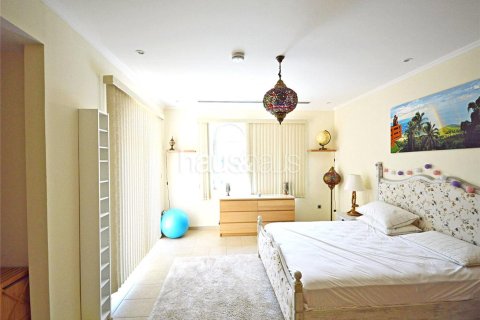 Villa in Legacy, Jumeirah Park, Dubai 5 bedrooms, 436 sq.m. № 44891 - photo 4