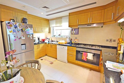 Villa in Legacy, Jumeirah Park, Dubai 5 bedrooms, 436 sq.m. № 44891 - photo 8