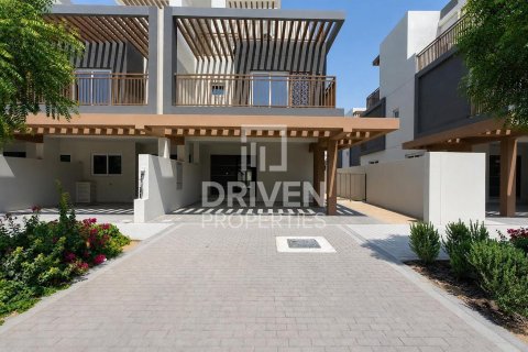 Таунхаус в Дубае, 4 спальни, 112.88м², № 142530