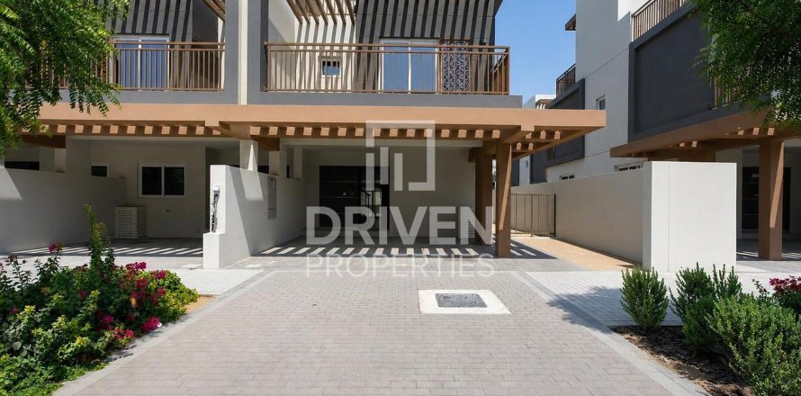Таунхаус в Дубае, 4 спальни, 112.88м², № 142530