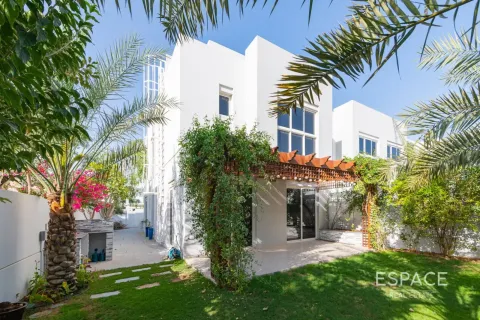 Вилла в Мудоне, Дубай, 4 спальни, 251м², № 122613