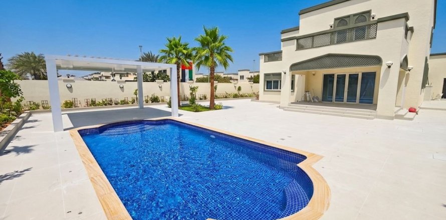 Villa in Jumeirah Park, Dubai 5 bedrooms, 781.6 sq.m. № 112523