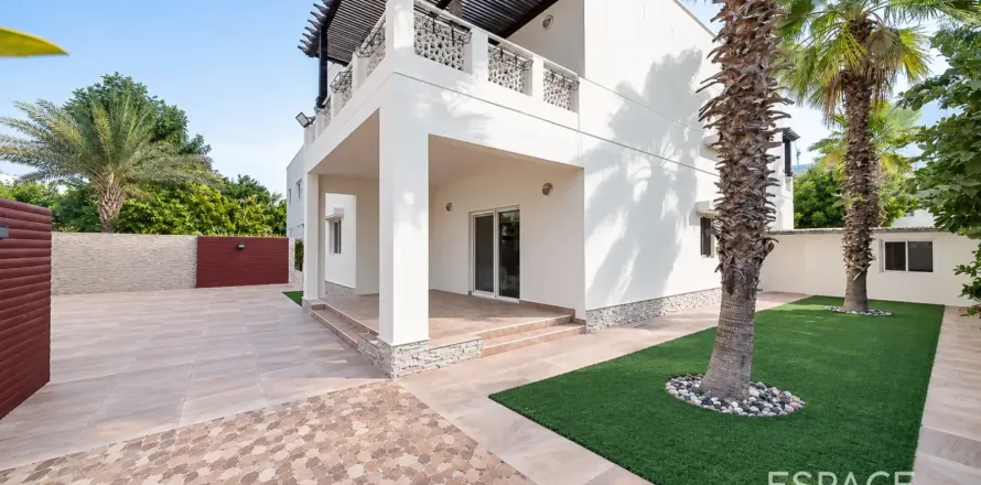 Вилла в Meadows, Дубай, 4 спальни, 381м², № 122256