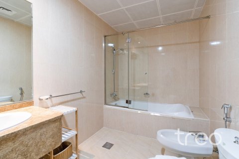Снять в аренду квартиру в Al Barsha 1, Аль-Барша, Дубай: 2 спальни, 118.64м², № 124827 - фото 8