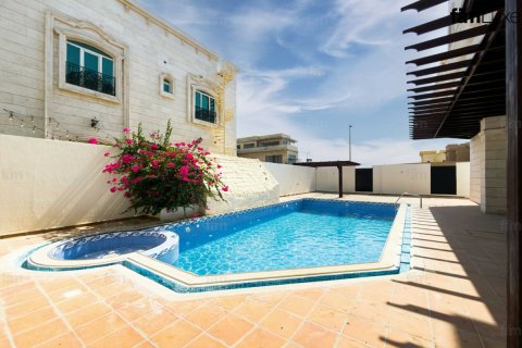 Villa in Al Barsha, Dubai 5 bedrooms, 1114.8 sq.m. № 111272 - photo 14