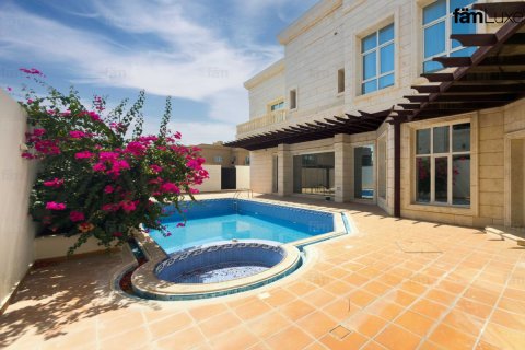 Villa in Al Barsha, Dubai 5 bedrooms, 1114.8 sq.m. № 111272 - photo 11