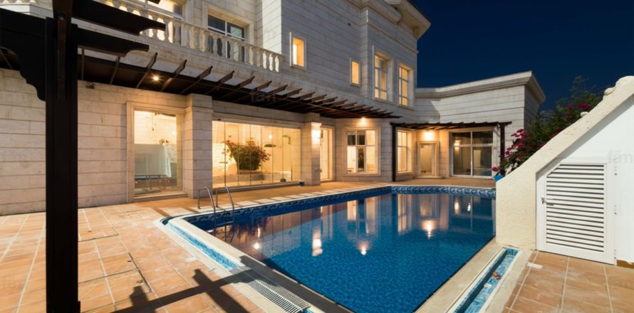 Villa in Al Barsha, Dubai 5 bedrooms, 1114.8 sq.m. № 111272