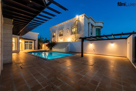 Villa in Al Barsha, Dubai 5 bedrooms, 1114.8 sq.m. № 111272 - photo 16