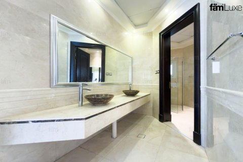 Villa in Al Barsha, Dubai 5 bedrooms, 1114.8 sq.m. № 111272 - photo 5