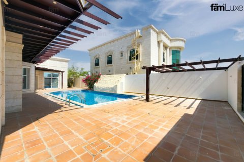Villa in Al Barsha, Dubai 5 bedrooms, 1114.8 sq.m. № 111272 - photo 3