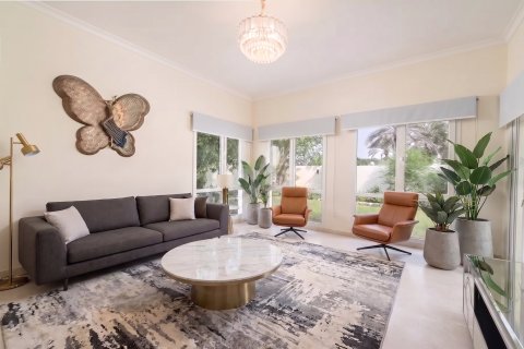 Villa in Dubai 6 bedrooms, 628 sq.m. № 139696 - photo 3