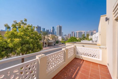 Villa in Dubai 6 bedrooms, 628 sq.m. № 139696 - photo 12