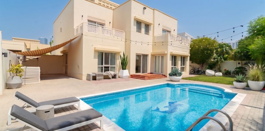 Villa in Dubai 6 bedrooms, 628 sq.m. № 139696