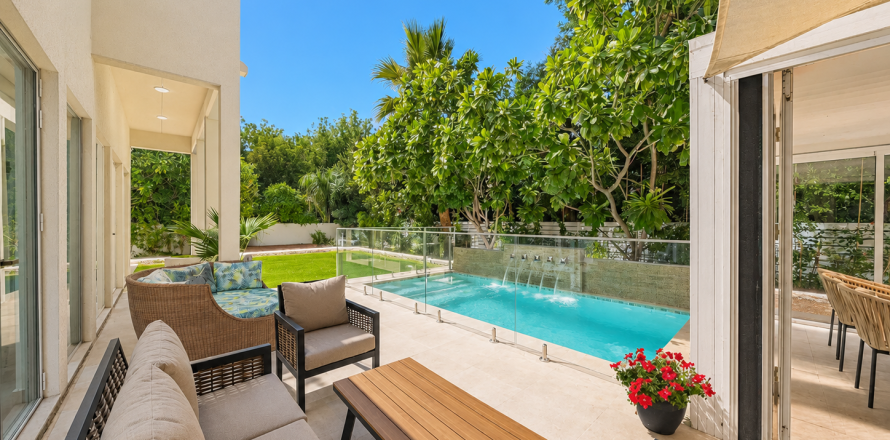 Villa in Dubai 4 bedrooms, 578 sq.m. № 137860