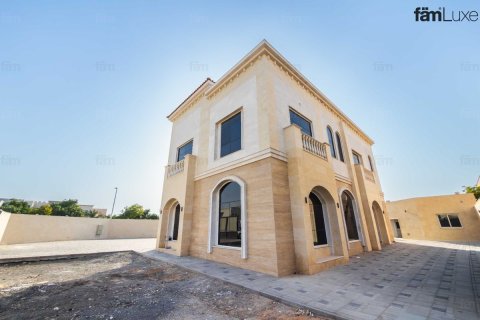 Villa in Dubai 6 bedrooms, 1351.7 sq.m. № 109402