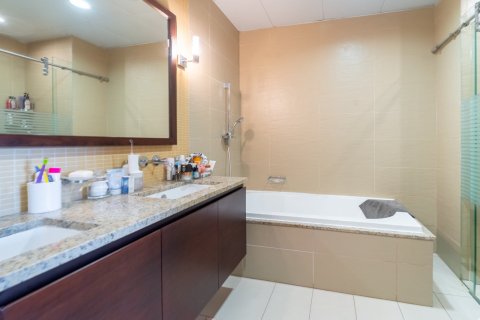 Apartment in Palm Jumeirah, Dubai 3 bedrooms, 211 sq.m. № 123828 - photo 17