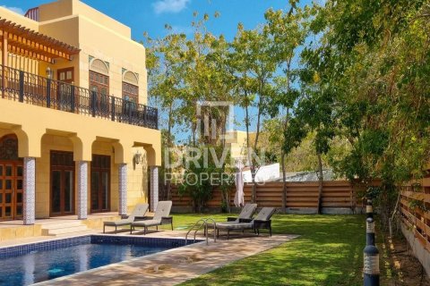 Снять в аренду виллу в Jumeirah 3, Джумейра, Дубай: 6 спален, 1138.06м², № 129195 - фото 2