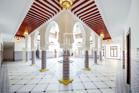 Снять в аренду виллу в Jumeirah 3, Джумейра, Дубай: 6 спален, 1138.06м², № 129195 - фото 9