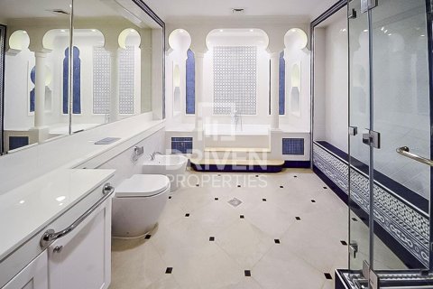Снять в аренду виллу в Jumeirah 3, Джумейра, Дубай: 6 спален, 1138.06м², № 129195 - фото 11