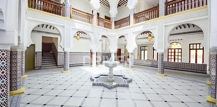 Вилла в Jumeirah 3, Джумейра, Дубай, 6 спален, 1138.06м², № 129195