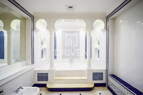 Снять в аренду виллу в Jumeirah 3, Джумейра, Дубай: 6 спален, 1138.06м², № 129195 - фото 10