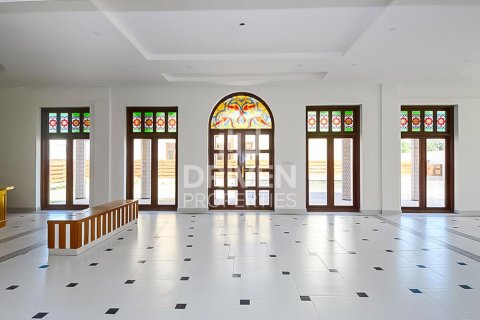 Снять в аренду виллу в Jumeirah 3, Джумейра, Дубай: 6 спален, 1138.06м², № 129195 - фото 4