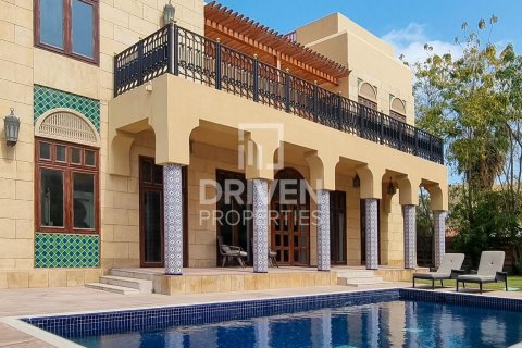 Снять в аренду виллу в Jumeirah 3, Джумейра, Дубай: 6 спален, 1138.06м², № 129195 - фото 7
