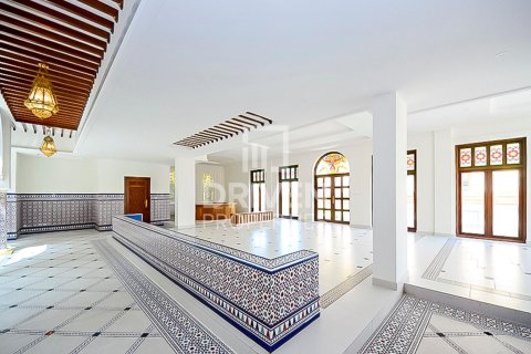 Снять в аренду виллу в Jumeirah 3, Джумейра, Дубай: 6 спален, 1138.06м², № 129195 - фото 5