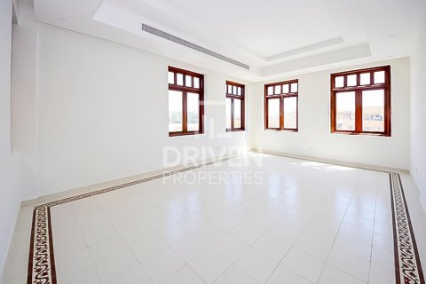 Снять в аренду виллу в Jumeirah 3, Джумейра, Дубай: 6 спален, 1138.06м², № 129195 - фото 16