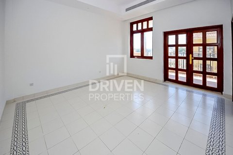 Снять в аренду виллу в Jumeirah 3, Джумейра, Дубай: 6 спален, 1138.06м², № 129195 - фото 17