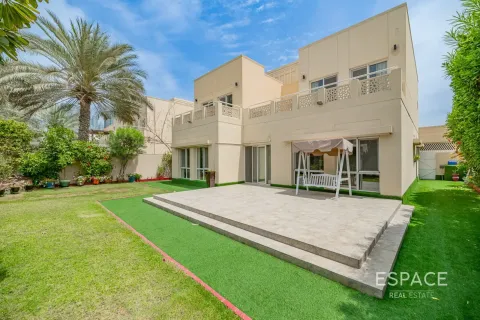Villa in Meadows, Dubai 4 bedrooms, 563 sq.m. № 62299 - photo 20