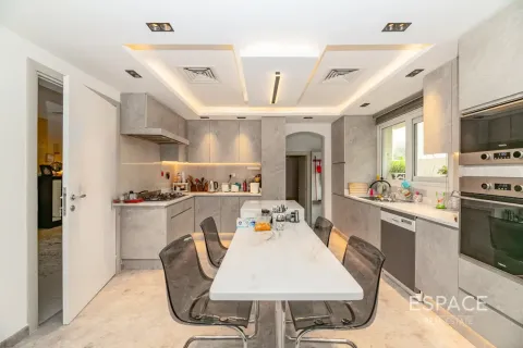 Villa in Meadows, Dubai 4 bedrooms, 563 sq.m. № 62299 - photo 4