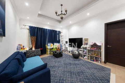 Снять в аренду виллу в Умм-Сукейме, Дубай: 4 спальни, 594.58м², № 129659 - фото 13